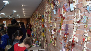 Изложба на коледни картички и сурвакници подредиха децата от Община