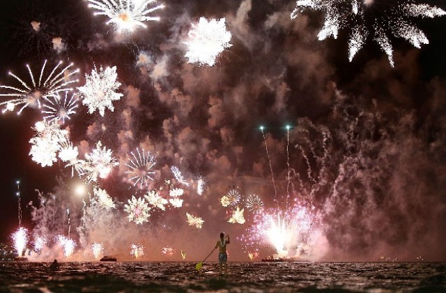 Рио се подготвя за огнено посрещане на Нова година на плажа