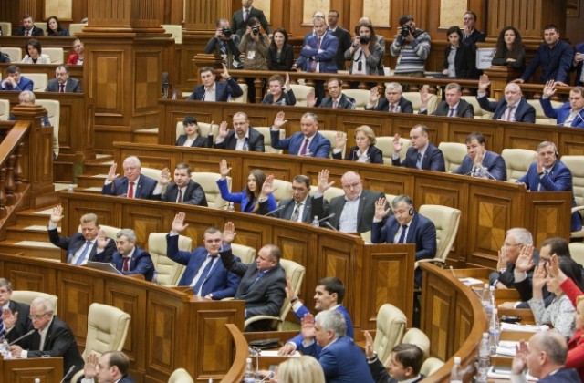 Социалисти в молдовския парламент разкъсаха карта на „Велика Румъния“