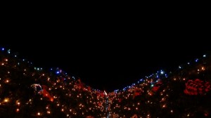 Космически глоби за подпалвачите на елхата в Бургас