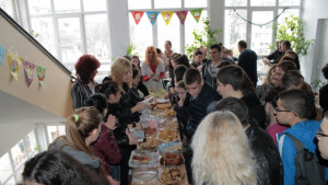 С домашни сладки ученици от Търговище подкрепиха Българската Коледа