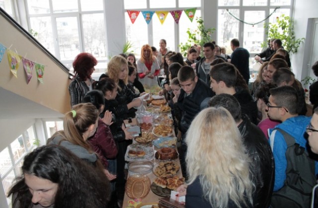 С домашни сладки ученици от Търговище подкрепиха Българската Коледа