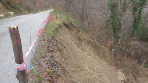 Активира се свлачище на единствения път свързващ селата Майско и