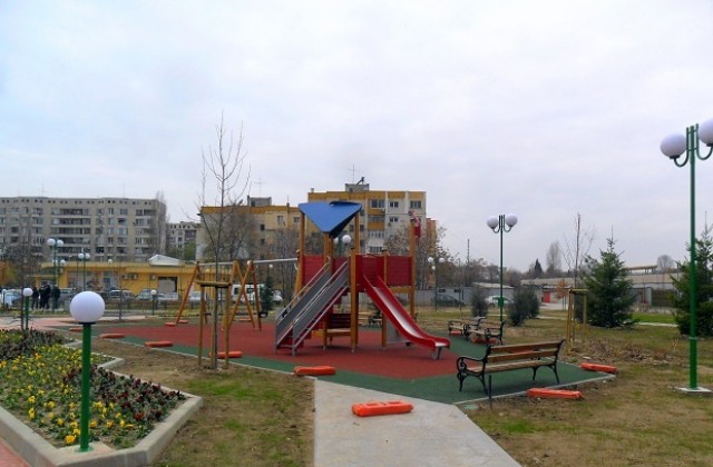 Кметът Иван Тотев откри новия парк на ул. „Богомил“