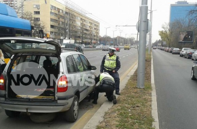 Пътни полицаи смениха гумата на шофьорка (СНИМКА)