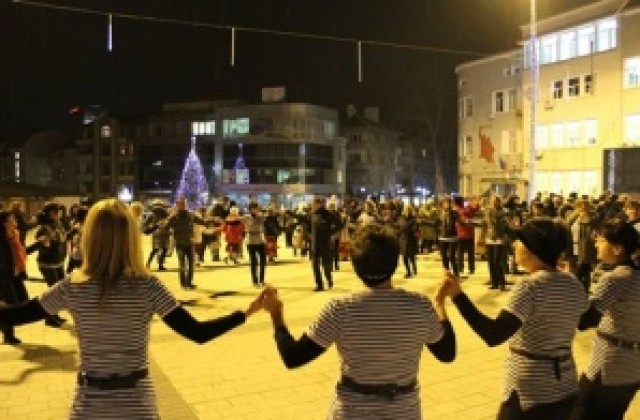 Децата от ОУ Любен Каравелов огласиха площада с песни и танци