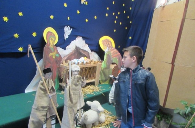 Библейска композиция подредиха в ОУ Бачо Киро във В. Търново