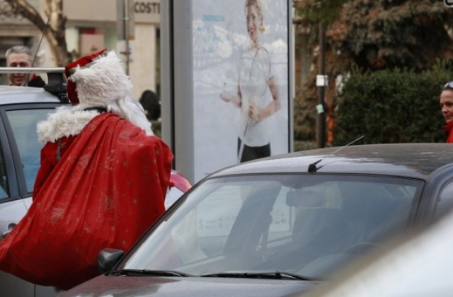 Дядо Коледа пристигна на Летище София, посрещнат от много деца