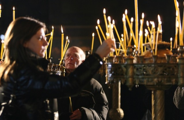 Цената на църковните свещи скача двойно от 15 декември
