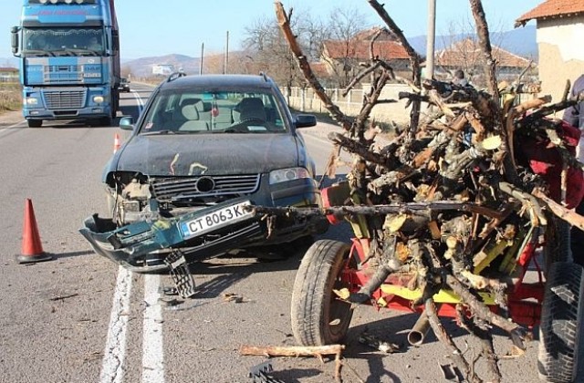 Автомобил бутна каруца на пътя, едно дете пострада (СНИМКИ)