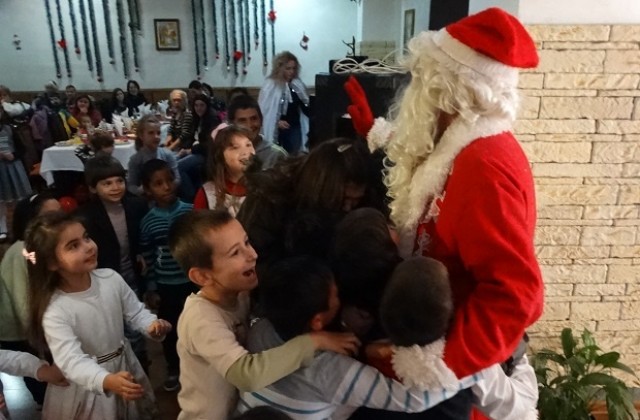 Дядо Коледа зарадва деца в Асеновград