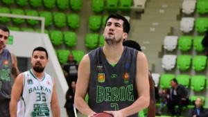 Играч на Берое в идеалната петица на кръга