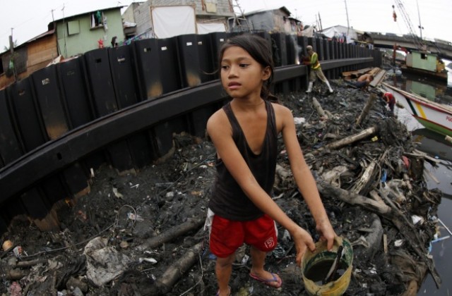 Филипините под тревога заради приближаващ се тайфун