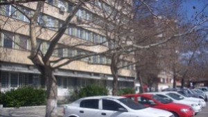 Нервак се опита да потроши полицейски коли