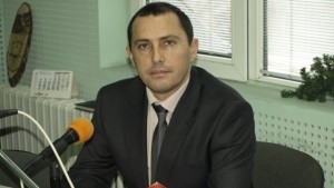 Ральо Ралев пали елхата в детска градина