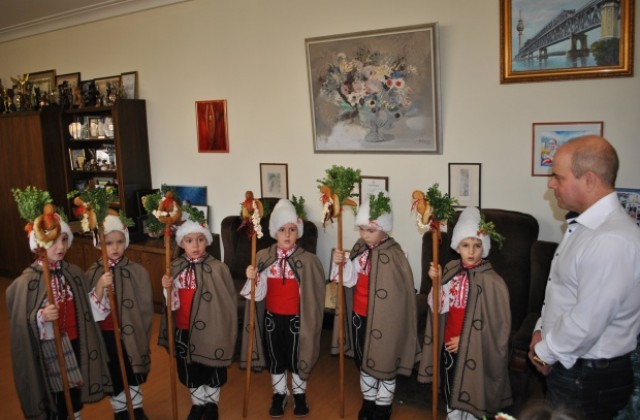 Коледари от ЦДГ „Чучулига“ наричаха за здраве в Общината