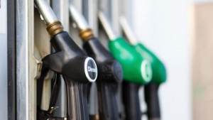 Бензинът поевтиня до почти 2 лв