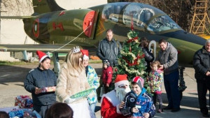 В УАГ Георги Бенковски посрещнаха Дядо Коледа и Снежанка