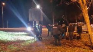 Бежанци прескачат граничната ограда с алуминиеви стълби за 20 лири