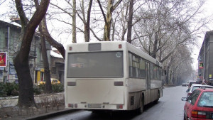 Дядо е в болница след като автобус го повлече