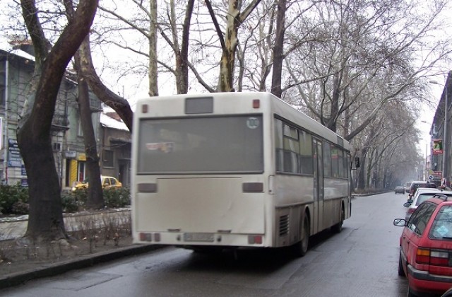 Дядо е в болница след като автобус  го повлече