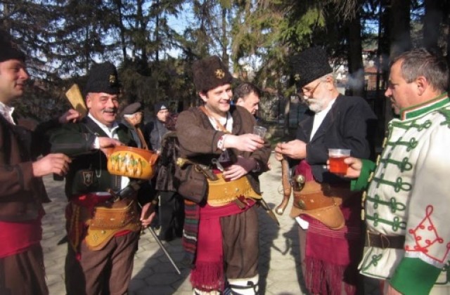 Почитатели на пелина се събират за девета година на празника в Змейово