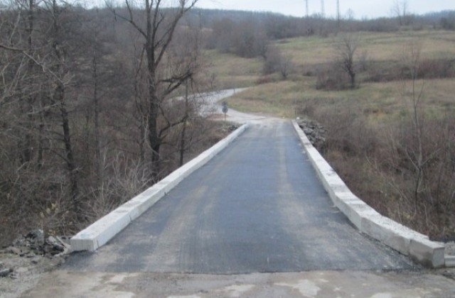 Ремонтът на моста над Крапец приключва, пътят остава затворен до 23 декември