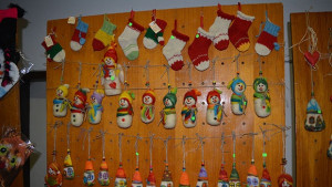 Ръчно изработени снежни човеци чакат новите си собственици