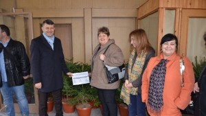 В Пловдив раздадоха 20 живи коледни дръвчета