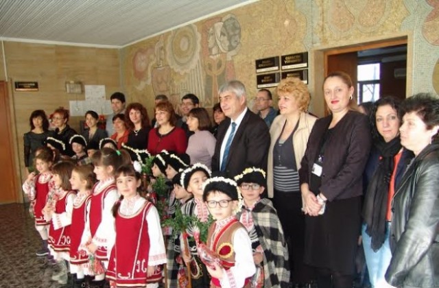 Областна администрация- В. Търново посрещна коледари