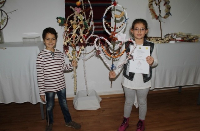 Наградиха победителите от конкурса за сурвачки в Димитровград