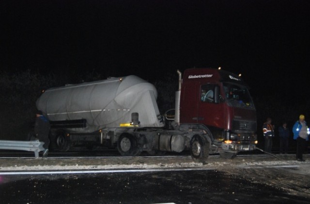 Циментовоз влезе в насрещното на Хемус