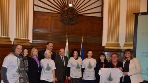 Купи жива елхичка помогни на дете