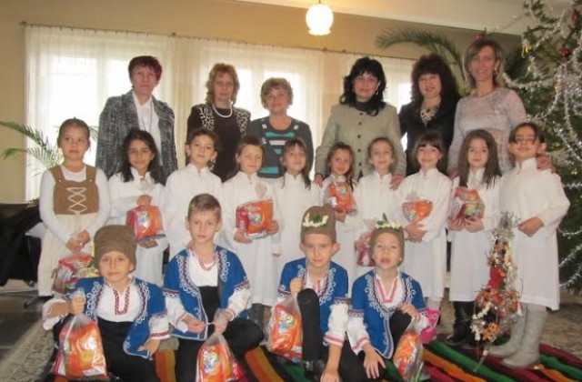 Дечица коледуваха при кмета на Лясковец