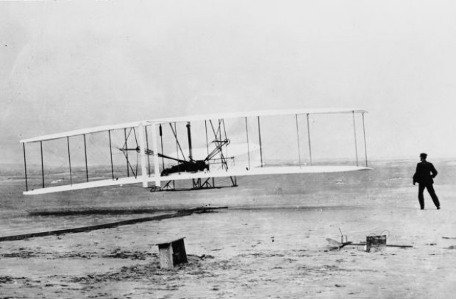 17 декември: Братята Райт политат с моторен летателен апарат