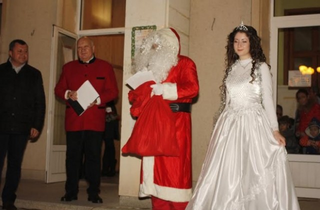 Празнични светлини грейнаха в Павликени