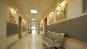 Дариха плодове и лакомства на пациентите от Детската клиника по