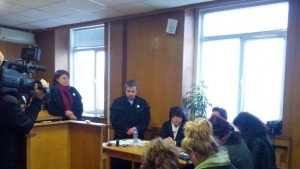 Габровски съдии протестират със знака на справедливостта върху тогите си