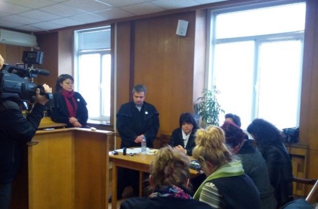 Габровски съдии протестират със знака на справедливостта върху тогите си