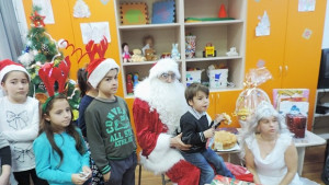Подаръци от Областна администрация получиха децата от Дневен център в