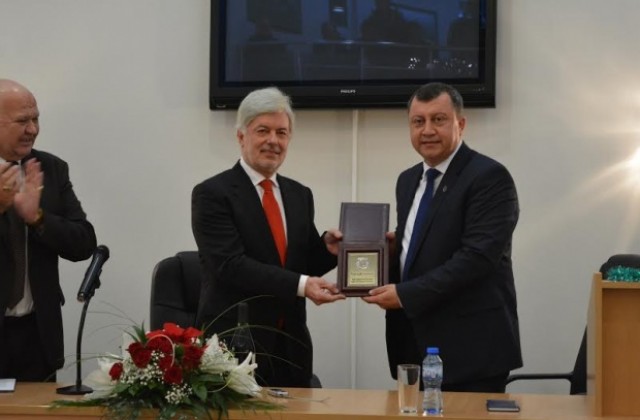 Валентин Михов представи в Павликени автобиографичната си книга „В играта на живота”