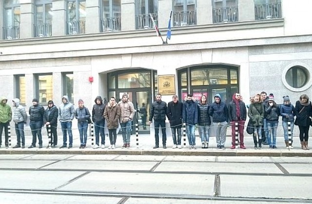 Протест срещу шефа на ВКС Лозан Панов под прозорците на ВСС