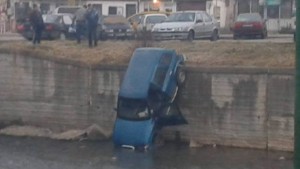 Избутаха кола от паркинг в реката