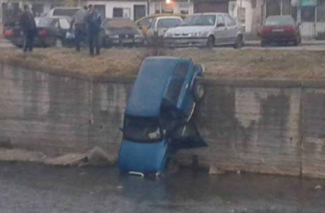 Избутаха кола от паркинг в реката