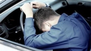 Пиян младеж шофира през нощта попада на полицейски патрул