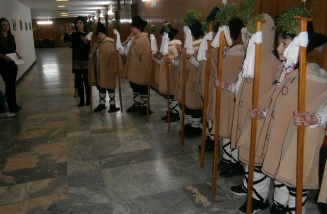 Коледари от НУХристо Ботев гостуваха в Областна администрация