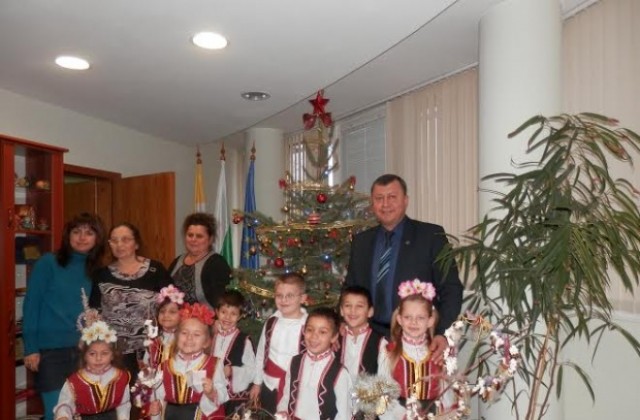 Сурвакари от Бяла черква благословиха кмета на Павликени