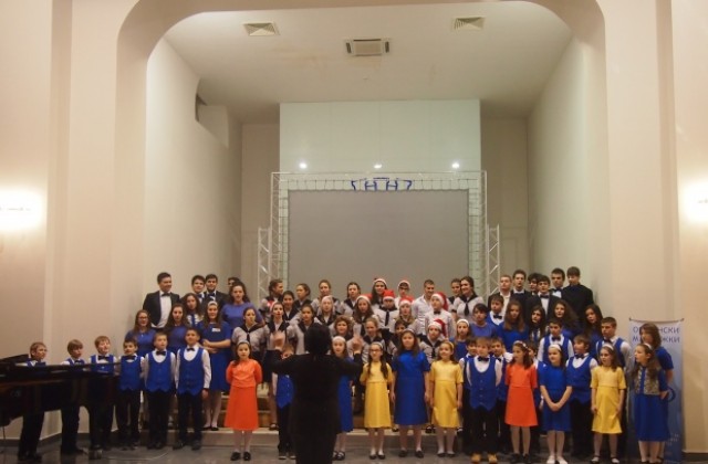 Два детски хора зарадваха русенци с коледни песни