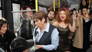 Оперни артисти пеят на пътниците в градския транспорт в Стара