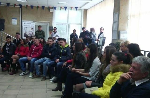 Областният управител награди ученици